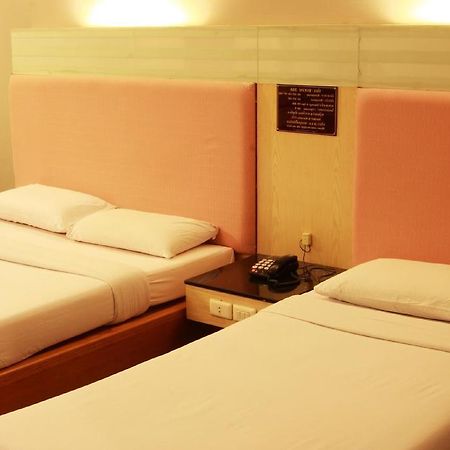 Pradipat Hotel Bangkok Extérieur photo