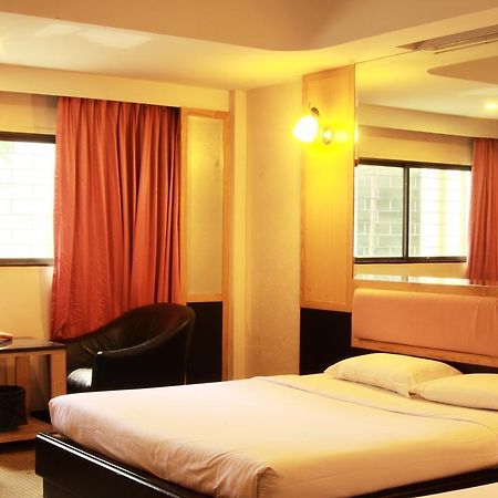 Pradipat Hotel Bangkok Extérieur photo