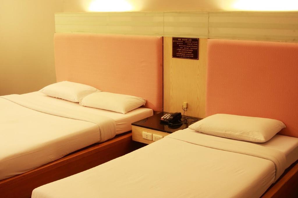 Pradipat Hotel Bangkok Extérieur photo