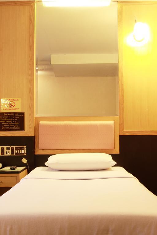 Pradipat Hotel Bangkok Extérieur photo
