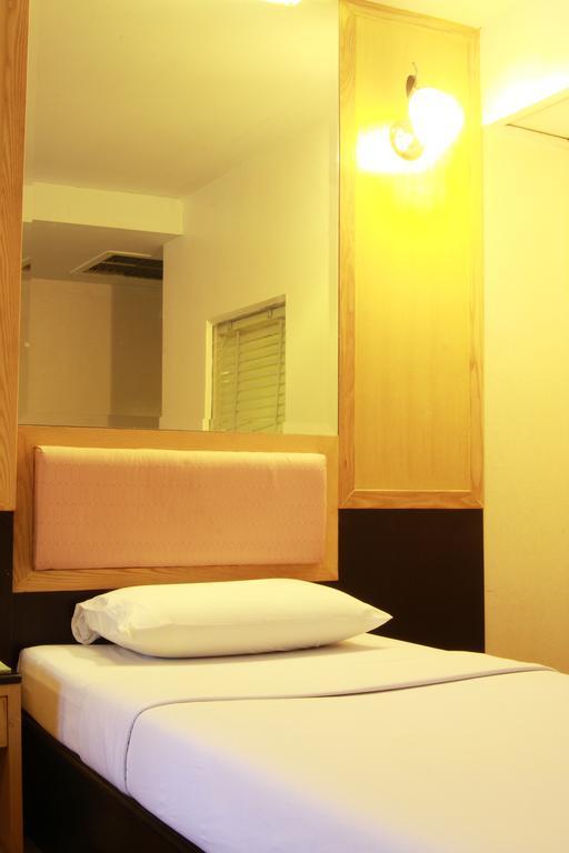 Pradipat Hotel Bangkok Extérieur photo