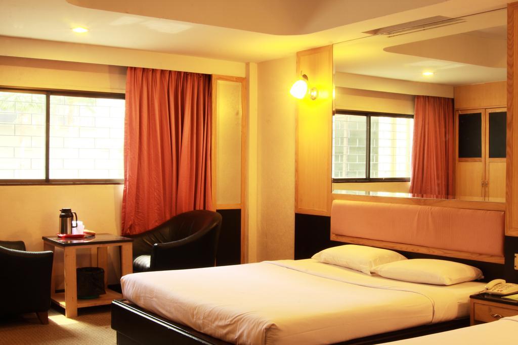 Pradipat Hotel Bangkok Extérieur photo
