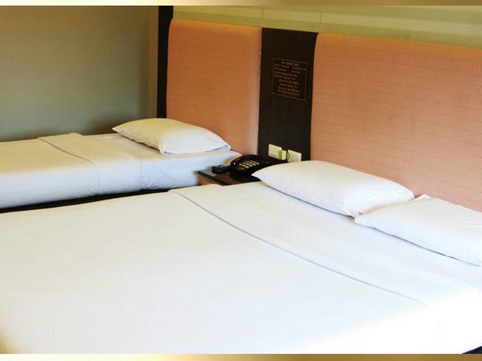 Pradipat Hotel Bangkok Extérieur photo